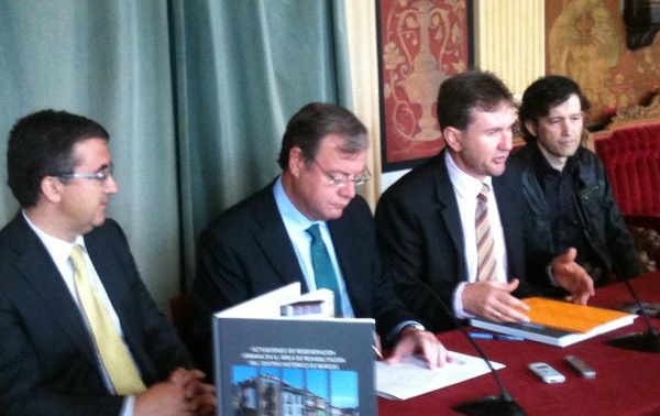 El alcalde de Burgos y el consejero de Fomento durante la presentación del libro sobre el ARCH.